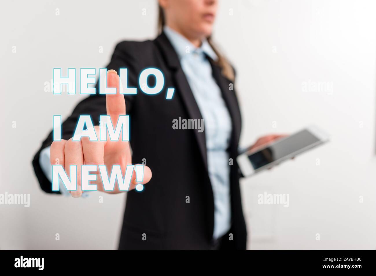 Écriture conceptuelle de la main montrant Bonjour je suis Nouveau. Texte photo professionnel utilisé comme message d'accueil ou pour commencer la conversation téléphonique numérique Banque D'Images
