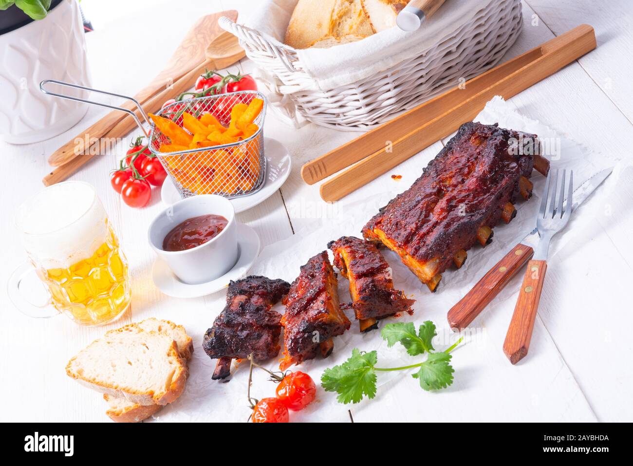 Côtes levées barbecue d'un grill au charbon Banque D'Images