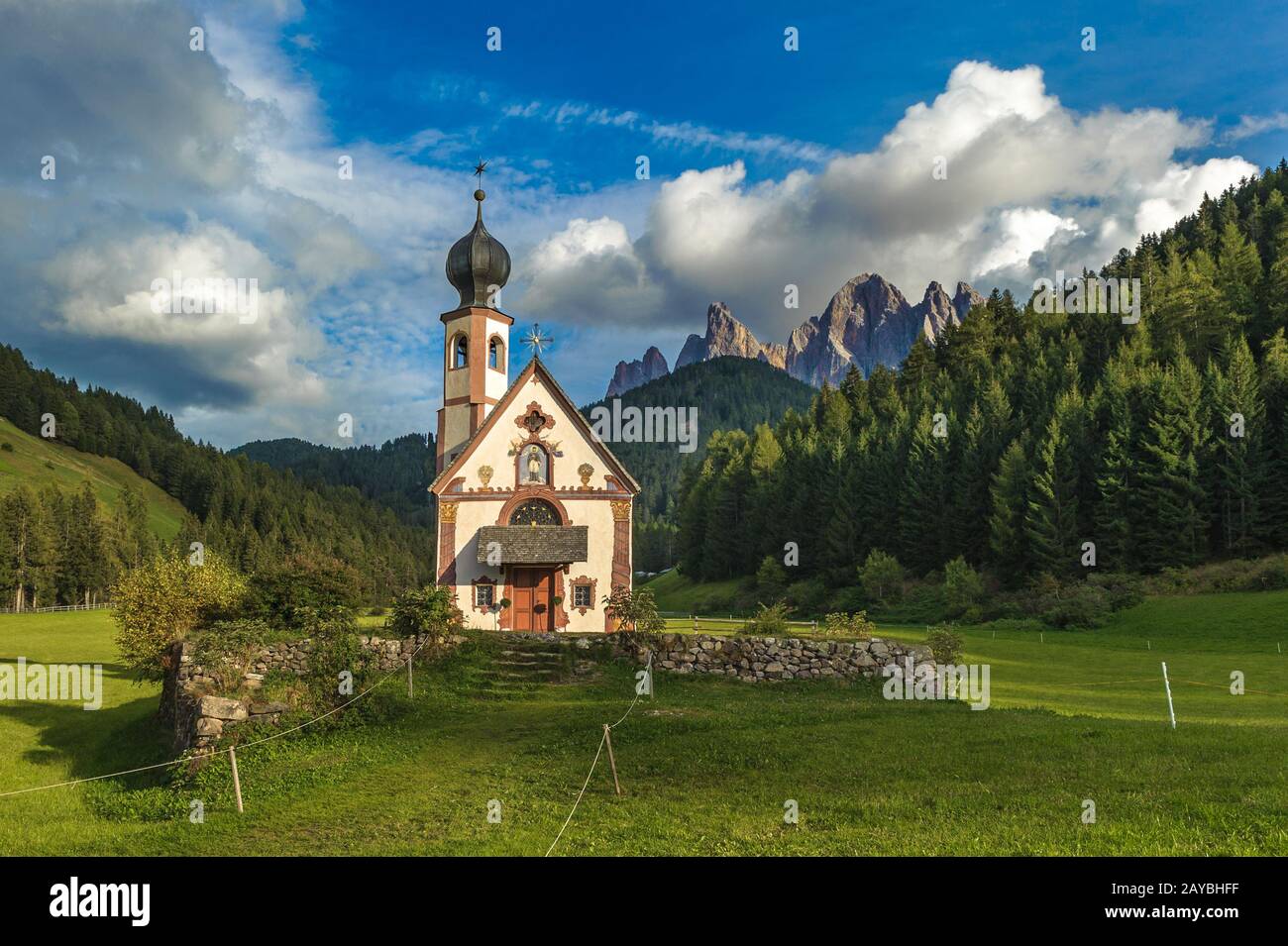Église Saint-Jean en face de la montagne, vallée de Odle Funes, Dolomites, Italie Banque D'Images
