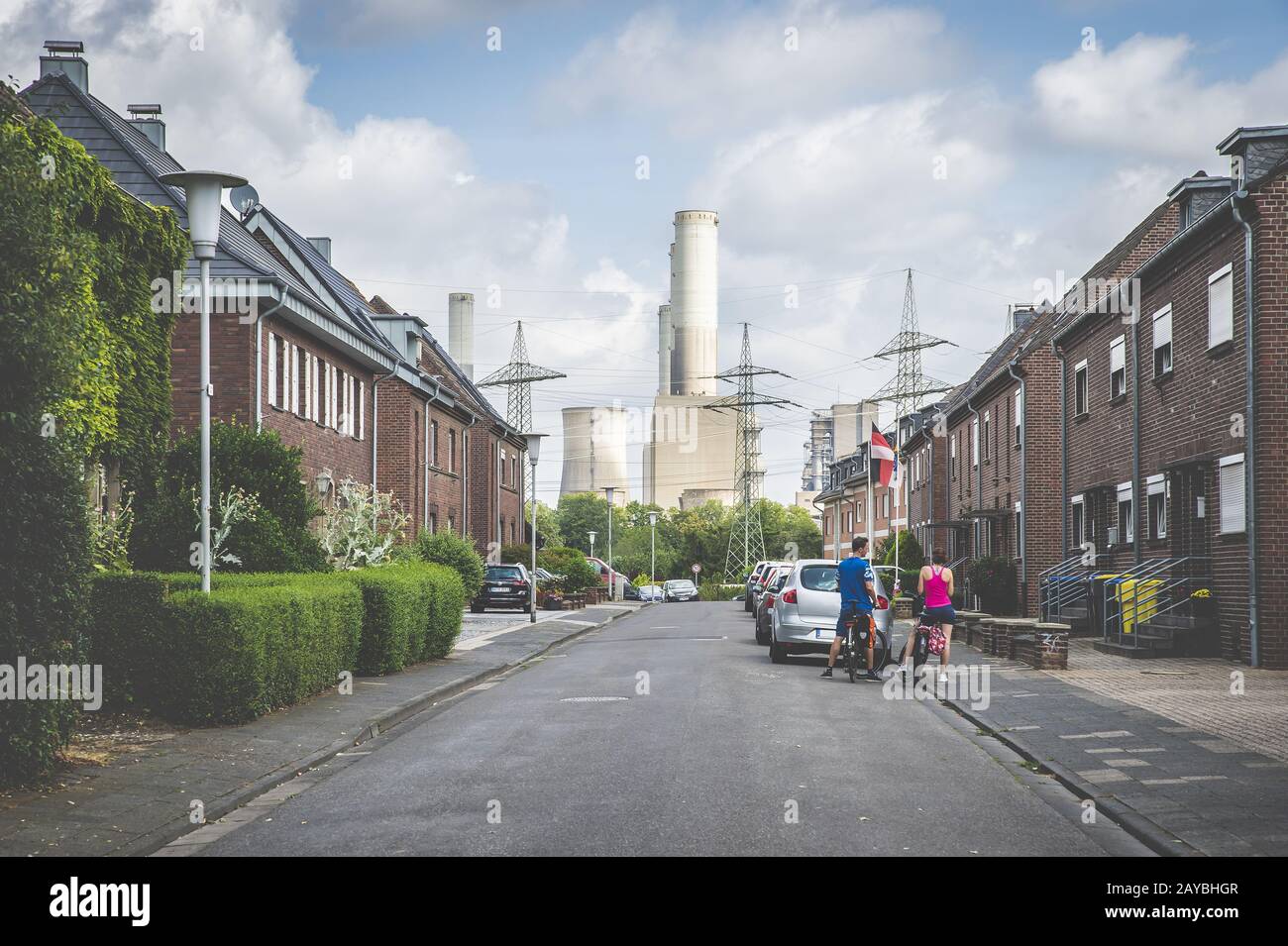 Règlement, maisons, vieux, rue, centrale électrique, arrêt, couple, cyclistes, Grevenbroich, Rhi Nord Banque D'Images