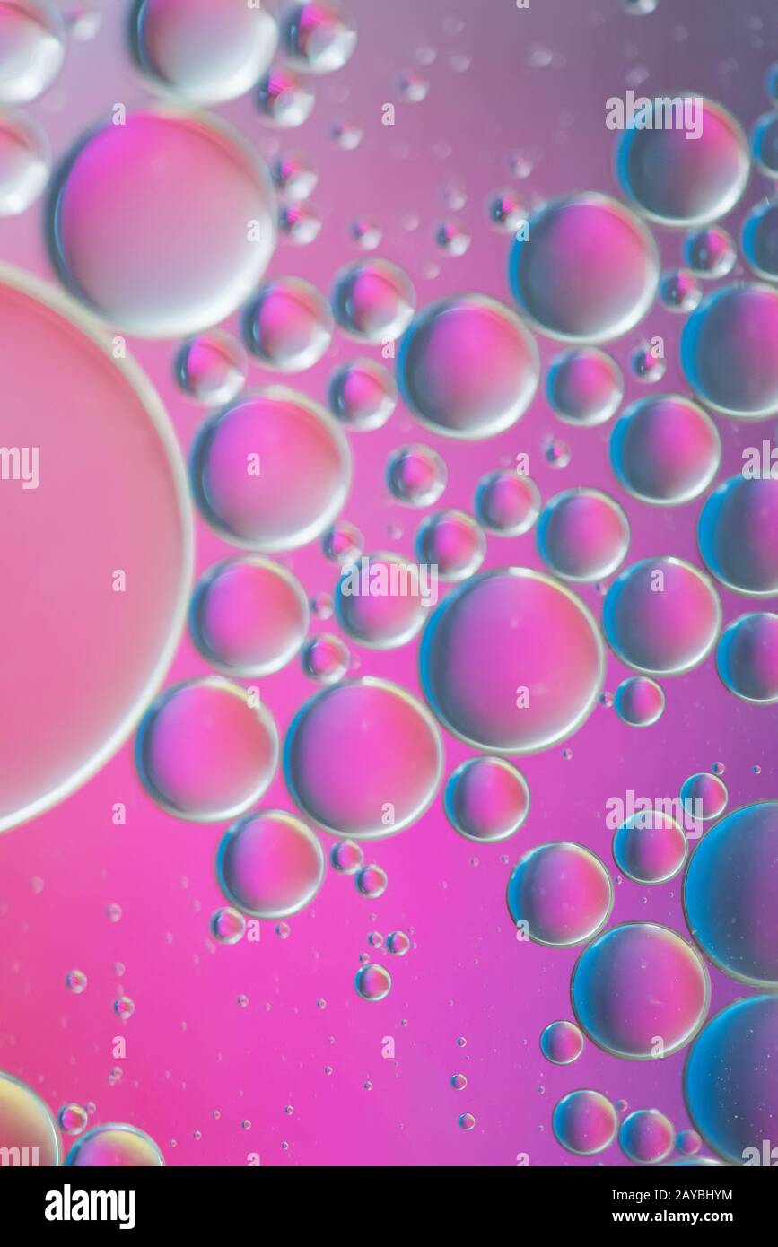 Fond violet démoqué abstrait image faite avec de l'huile, de l'eau et du savon Banque D'Images