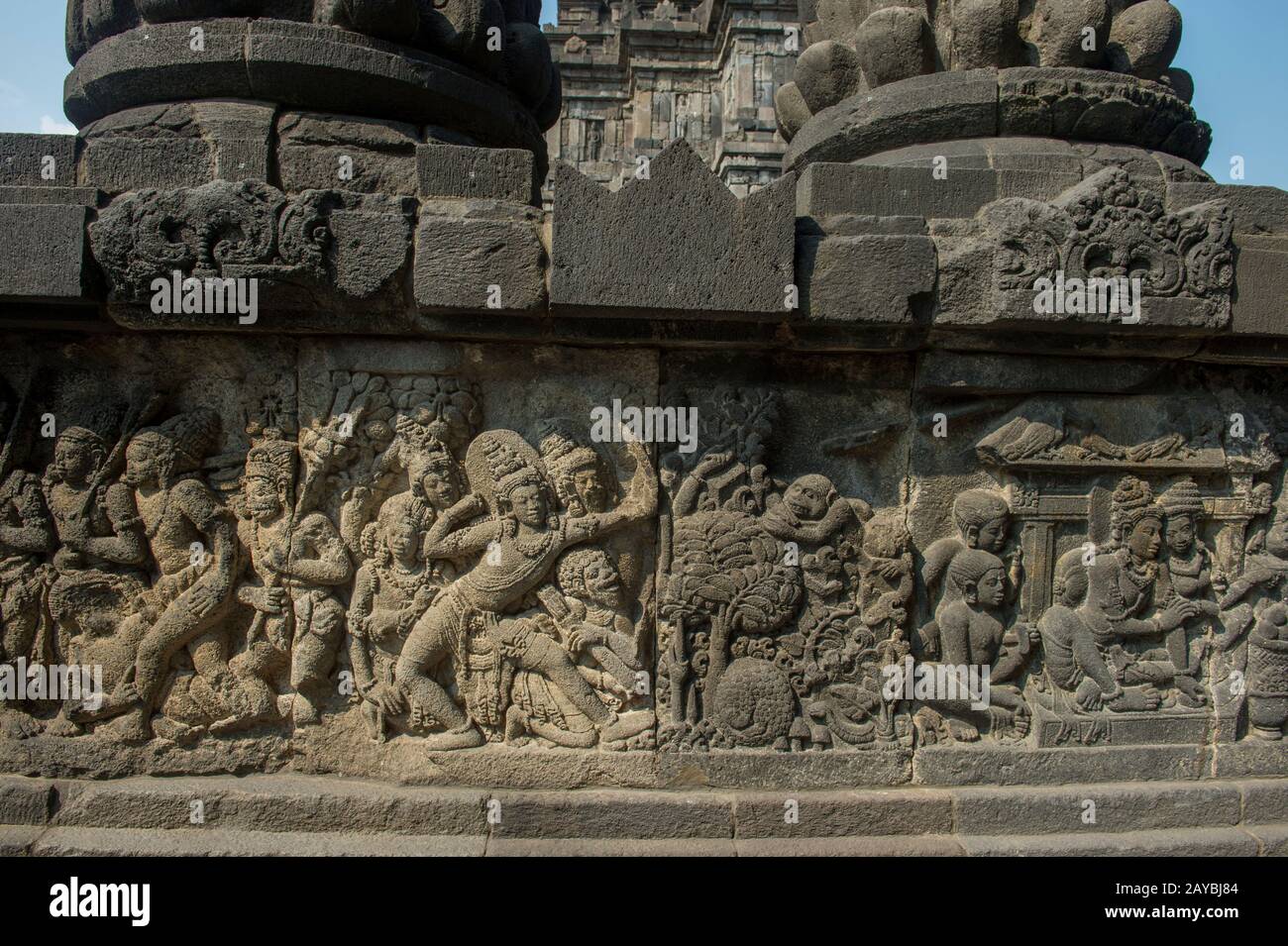 Bas relief des sculptures en pierre dans le complexe du temple de Prambanan, un temple hindou du IXe siècle, (site du patrimoine mondial de l'UNESCO) non loin de Yogjakarta, situé i Banque D'Images