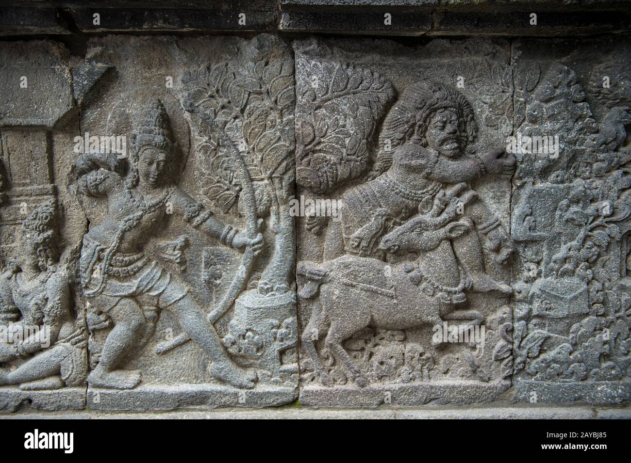 Bas relief des sculptures en pierre dans le complexe du temple de Prambanan, un temple hindou du IXe siècle, (site du patrimoine mondial de l'UNESCO) non loin de Yogjakarta, situé i Banque D'Images