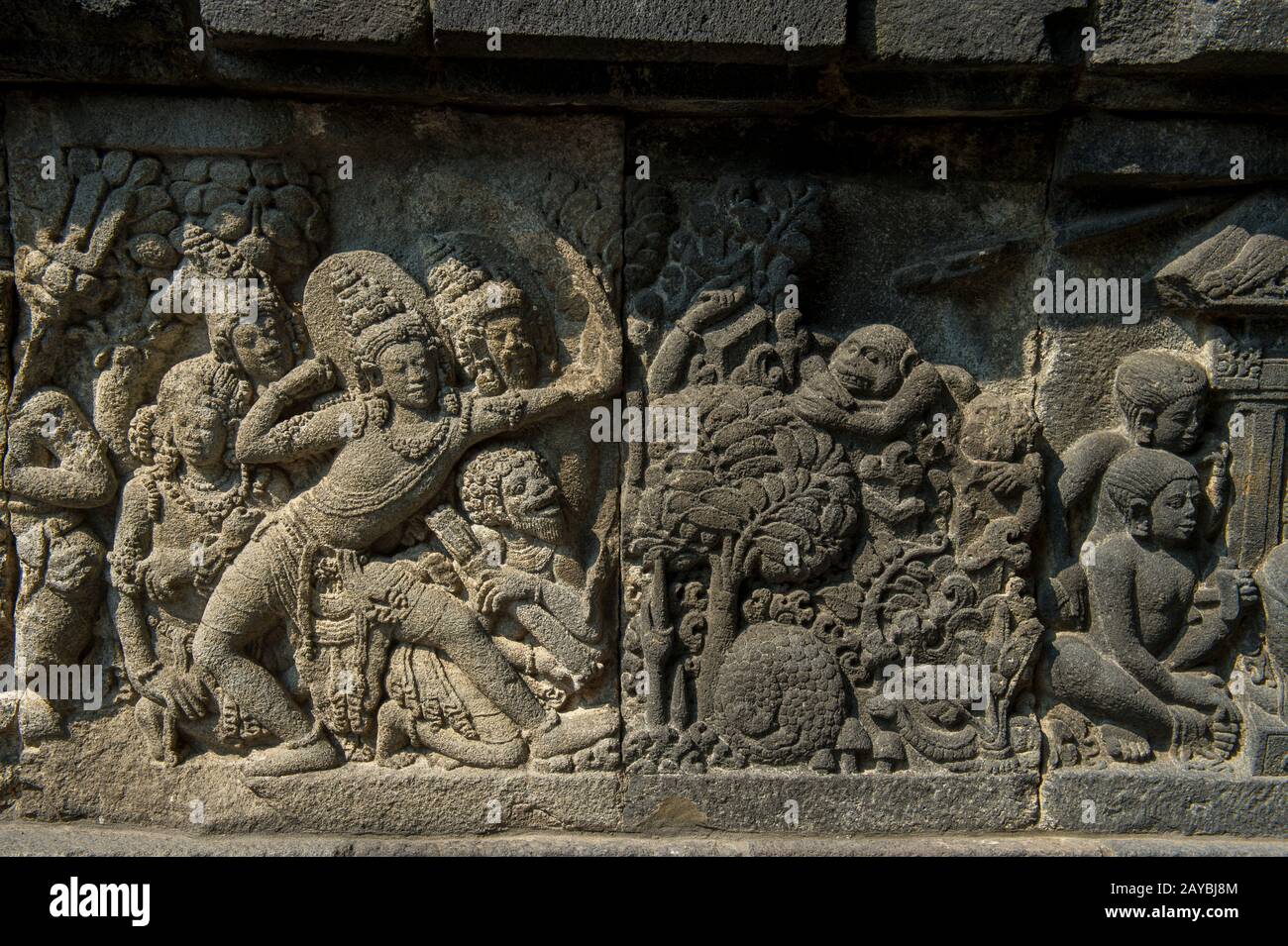 Bas relief des sculptures en pierre dans le complexe du temple de Prambanan, un temple hindou du IXe siècle, (site du patrimoine mondial de l'UNESCO) non loin de Yogjakarta, situé i Banque D'Images