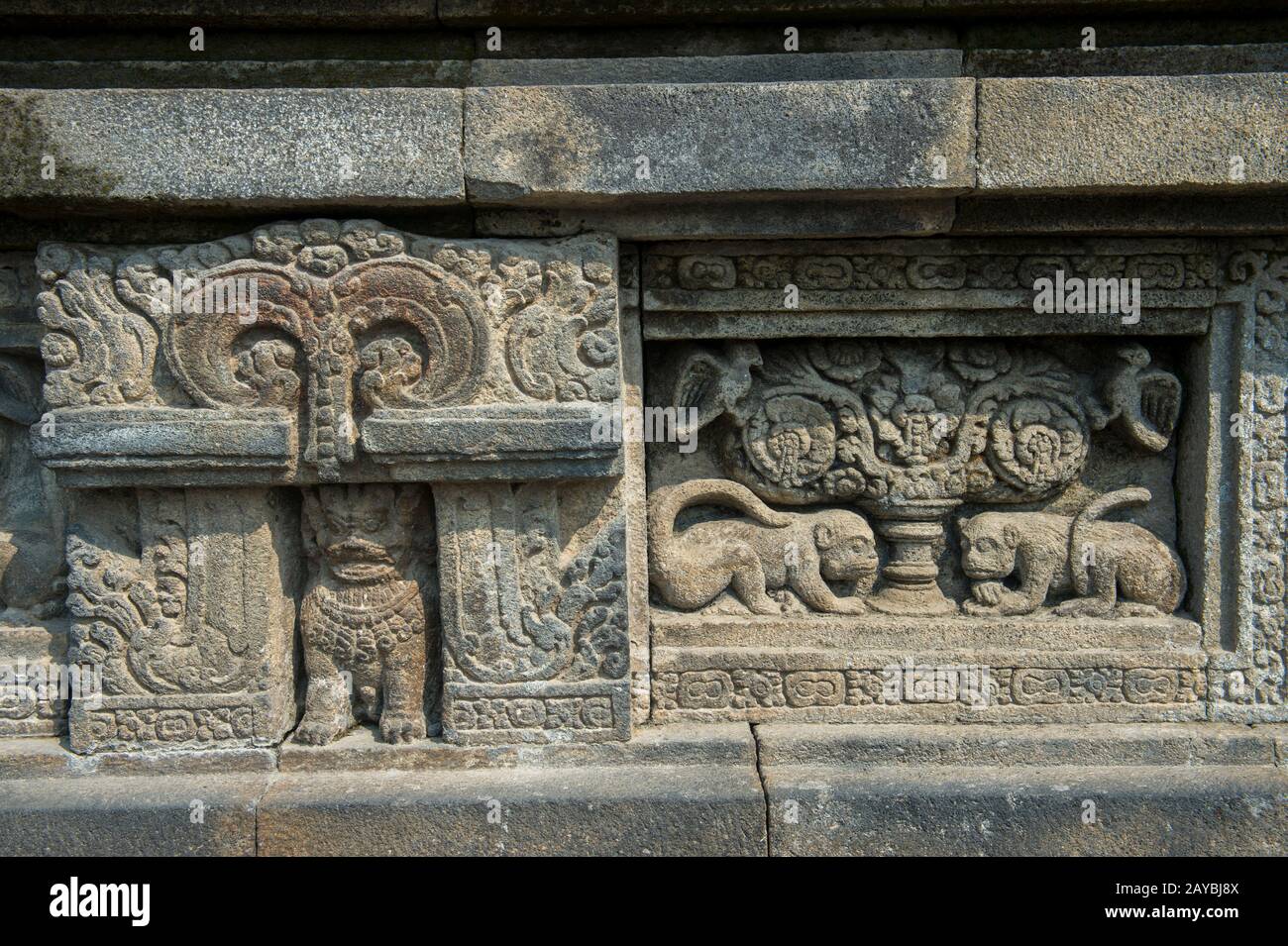 Bas relief des sculptures en pierre dans le complexe du temple de Prambanan, un temple hindou du IXe siècle, (site du patrimoine mondial de l'UNESCO) non loin de Yogjakarta, situé i Banque D'Images