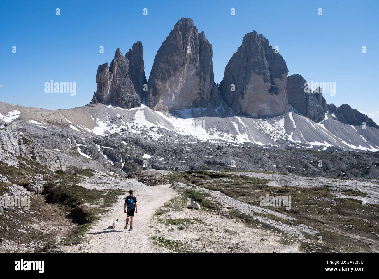Erwern mit Hund auf dem Drei-Zinnen-Rundweg in den Sextner Dolomiten Banque D'Images