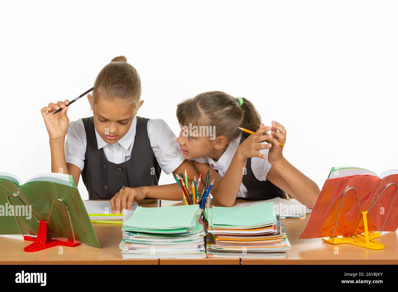 Une fille pestering une autre à une leçon à l'école Banque D'Images