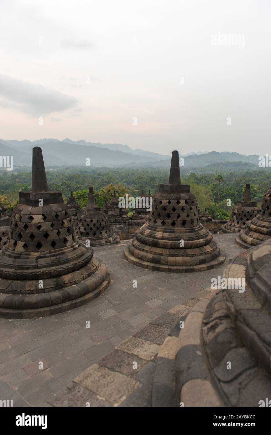 Vue depuis la plate-forme du temple Borobudur (site du patrimoine mondial de l'UNESCO, neuvième siècle), le plus grand temple bouddhiste au monde, du perforate Banque D'Images