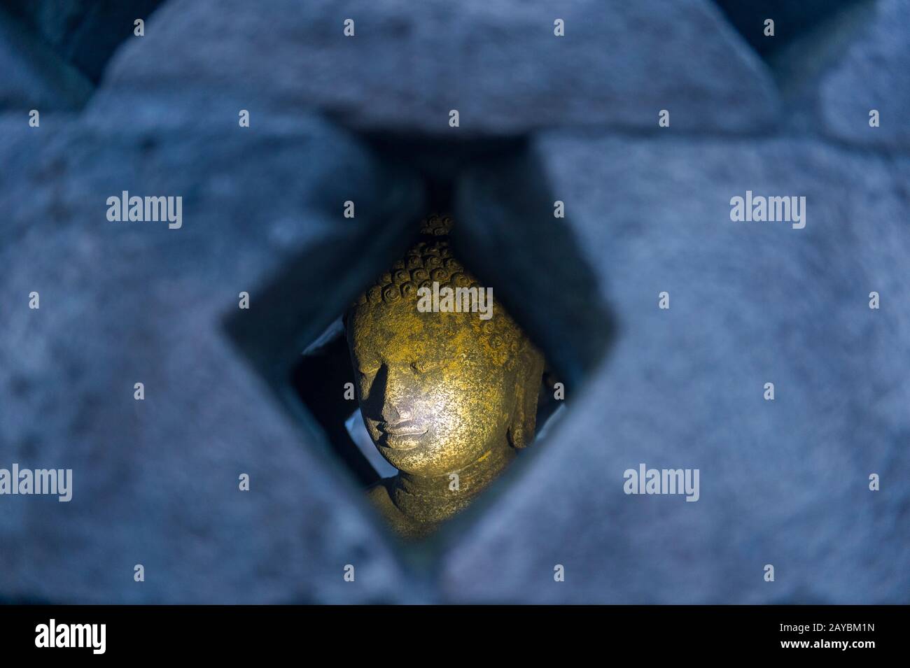 Vue d'une statue de Bouddha à l'intérieur d'une stupa perforée sur la plate-forme supérieure du temple de Borobudur (site du patrimoine mondial de l'UNESCO, neuvième siècle), le plus grand B Banque D'Images