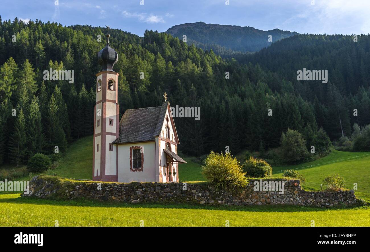 Église Saint-Jean en face de la montagne, vallée de Odle Funes, Dolomites, Italie Banque D'Images