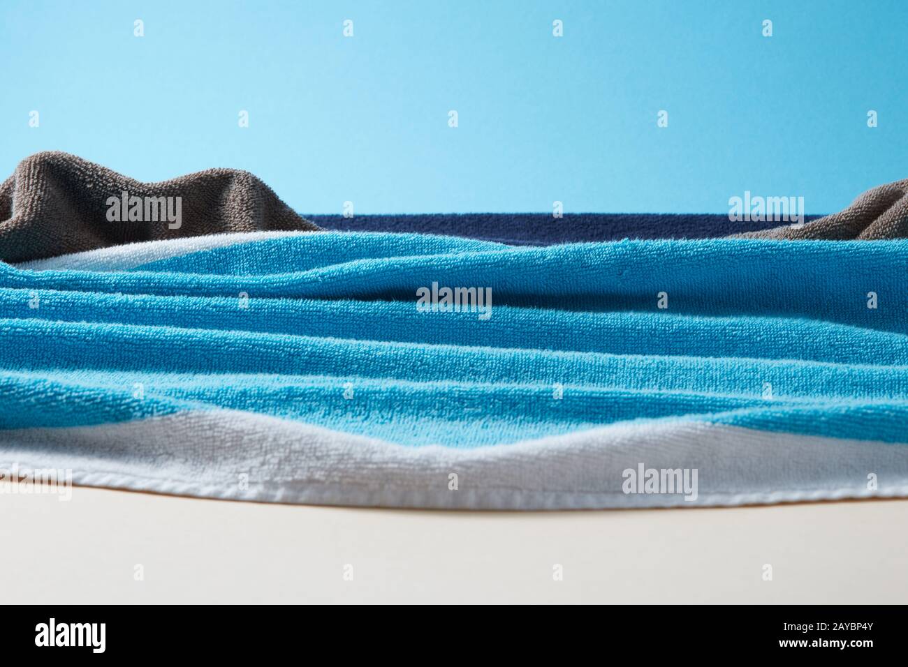 Seascape avec vagues et rochers de serviettes en éponge colorées. Banque D'Images