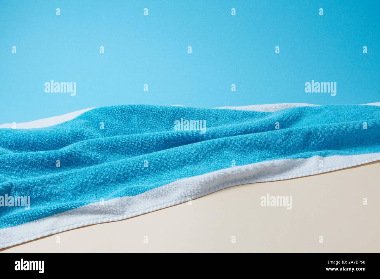 Fond d'été avec serviette bleue sur papier duotone. Banque D'Images