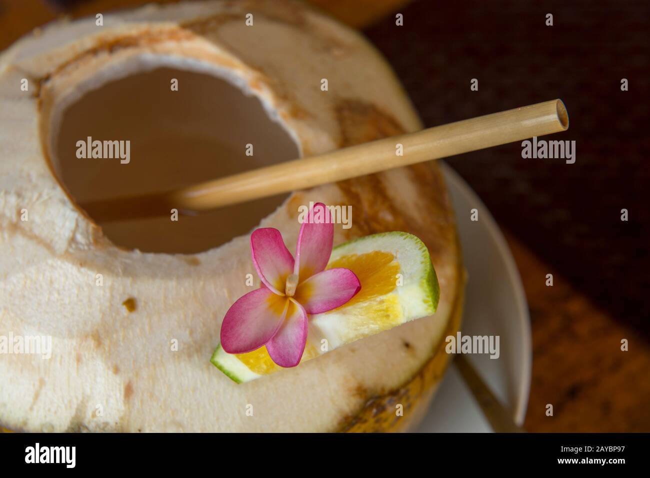 Une boisson froide de noix de coco avec une paille de bambou sur Bali, Indonésie. Banque D'Images