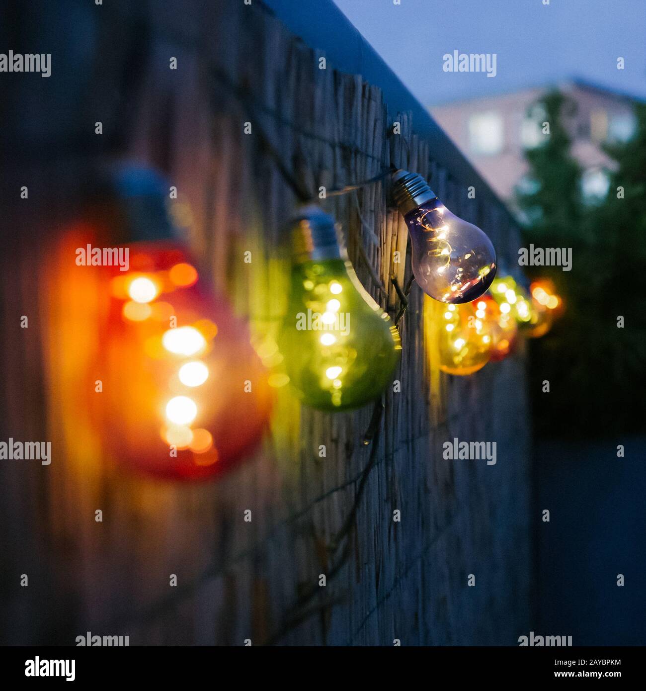 Ampoules colorées sur une terrasse urbaine ou un balcon la nuit. Aération Banque D'Images