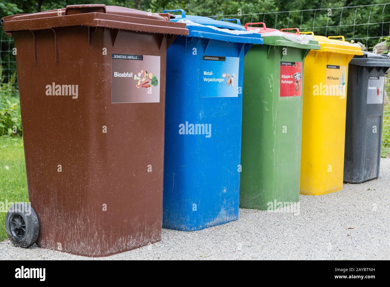 Système de séparation des déchets avec différentes poubelles de couleur - recyclage Banque D'Images