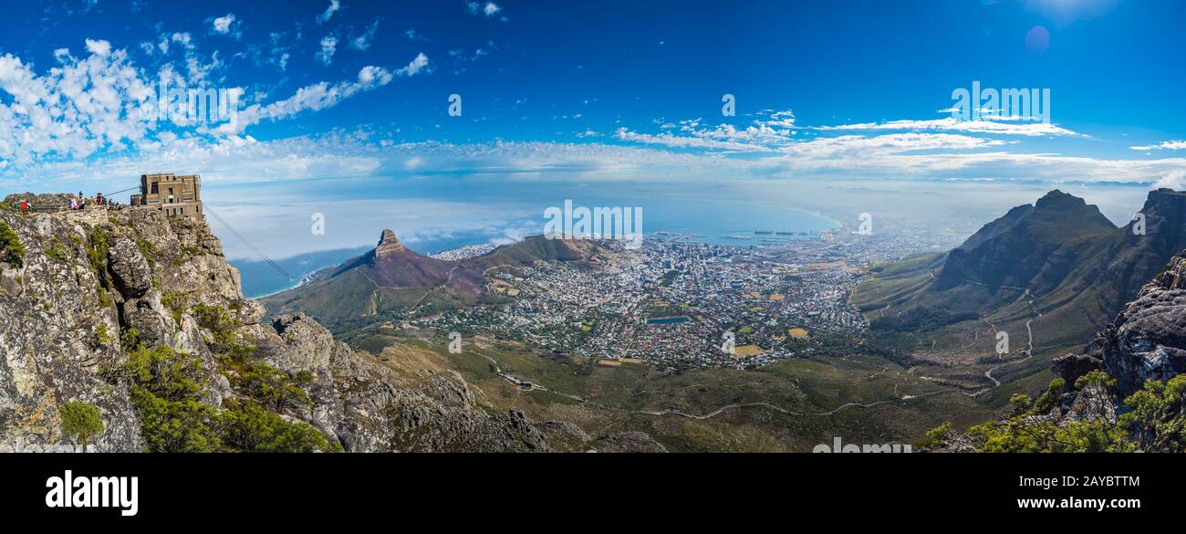 Vue panoramique de la ville du Cap, Lion's Head et Signal Hill à partir du haut de la Montagne de la table. Banque D'Images