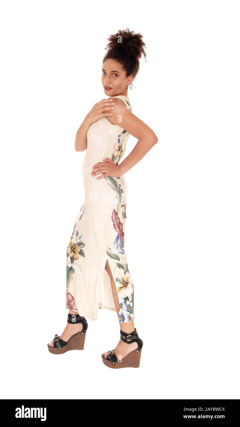 Femme multi-raciale debout dans une longue robe d'été dans le profil Banque D'Images