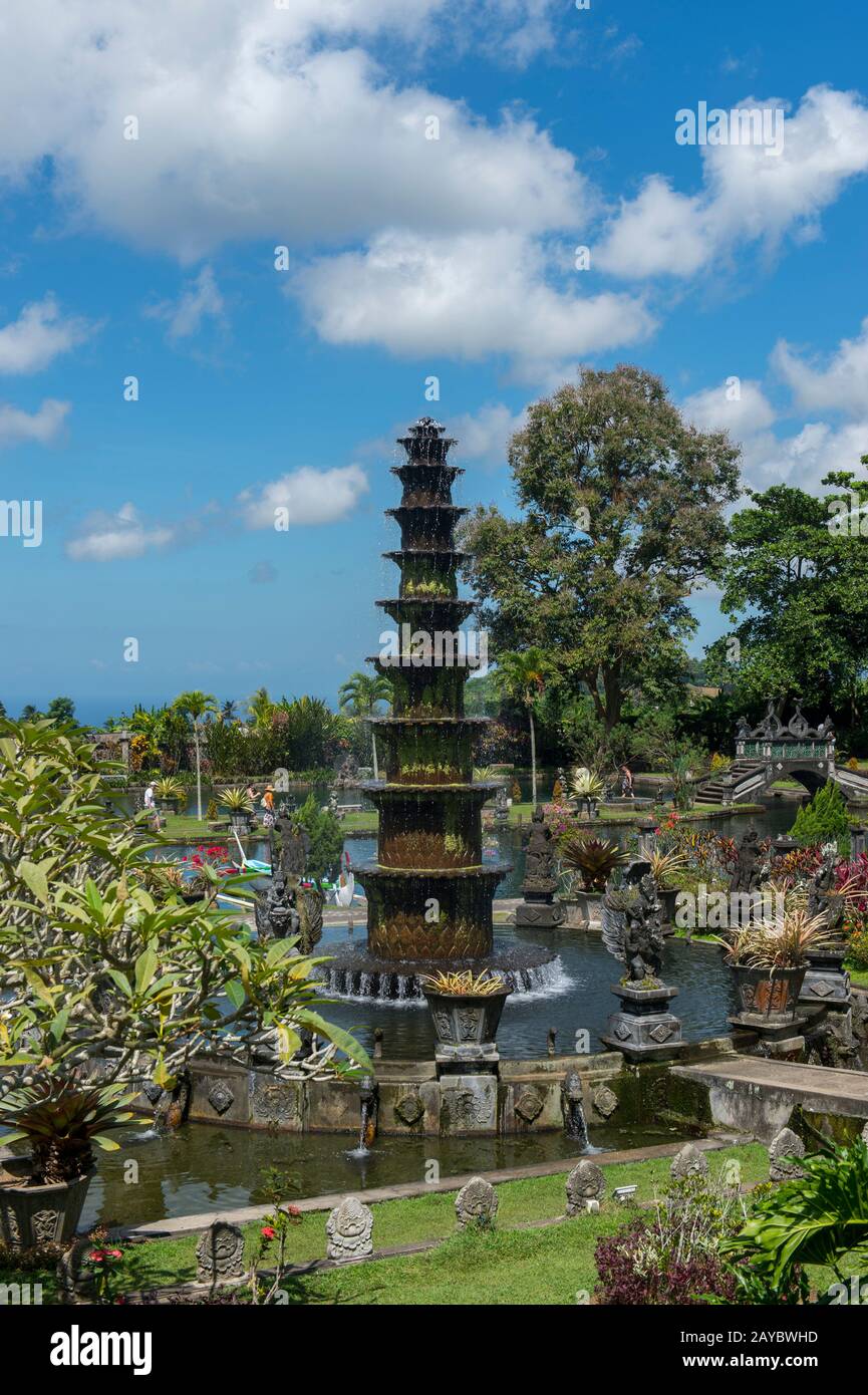 Une fontaine à plusieurs niveaux au Palais de l'eau de Tirtagangga (ancien palais royal), Bali est, Indonésie. Banque D'Images