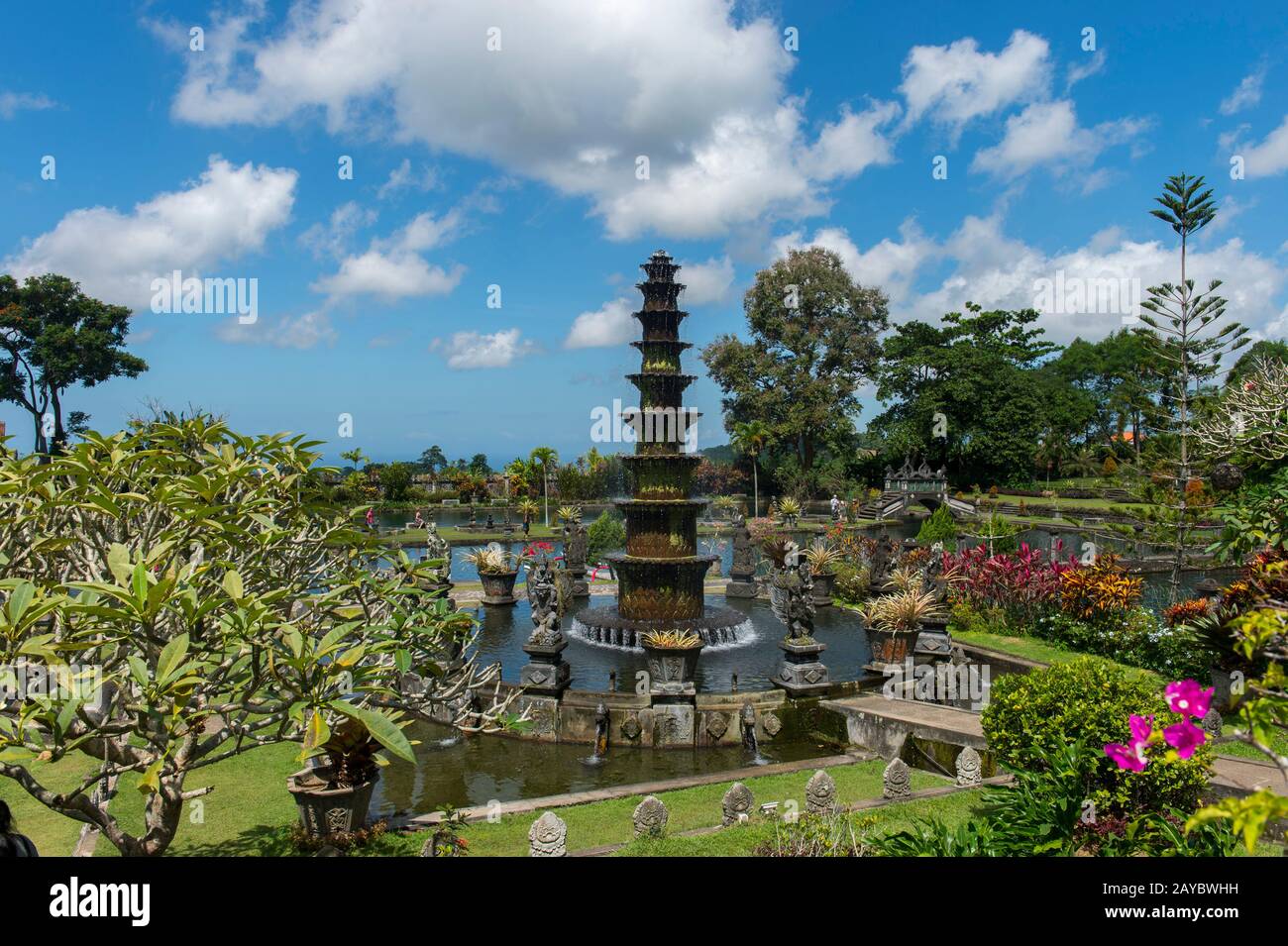 Une fontaine à plusieurs niveaux au Palais de l'eau de Tirtagangga (ancien palais royal), Bali est, Indonésie. Banque D'Images