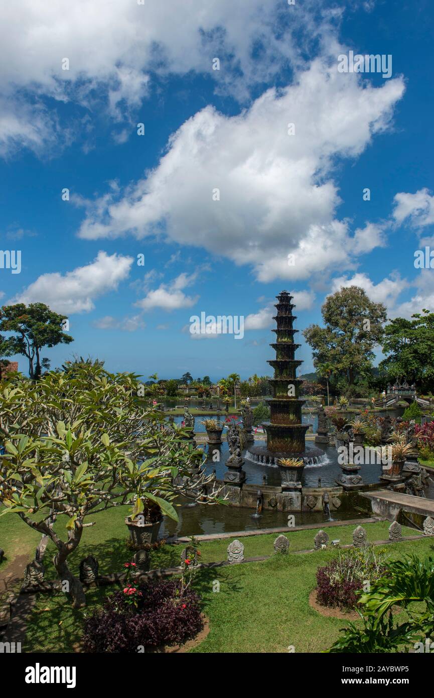 Une fontaine à plusieurs niveaux au Palais de l'eau de Tirtagangga (ancien palais royal), Bali est, Indonésie. Banque D'Images