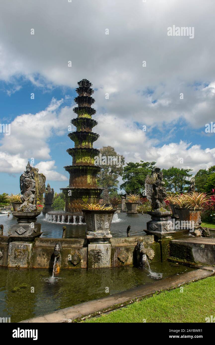 Une fontaine à plusieurs niveaux au Palais de l'eau de Tirtagangga (ancien palais royal), Bali est, Indonésie. Banque D'Images