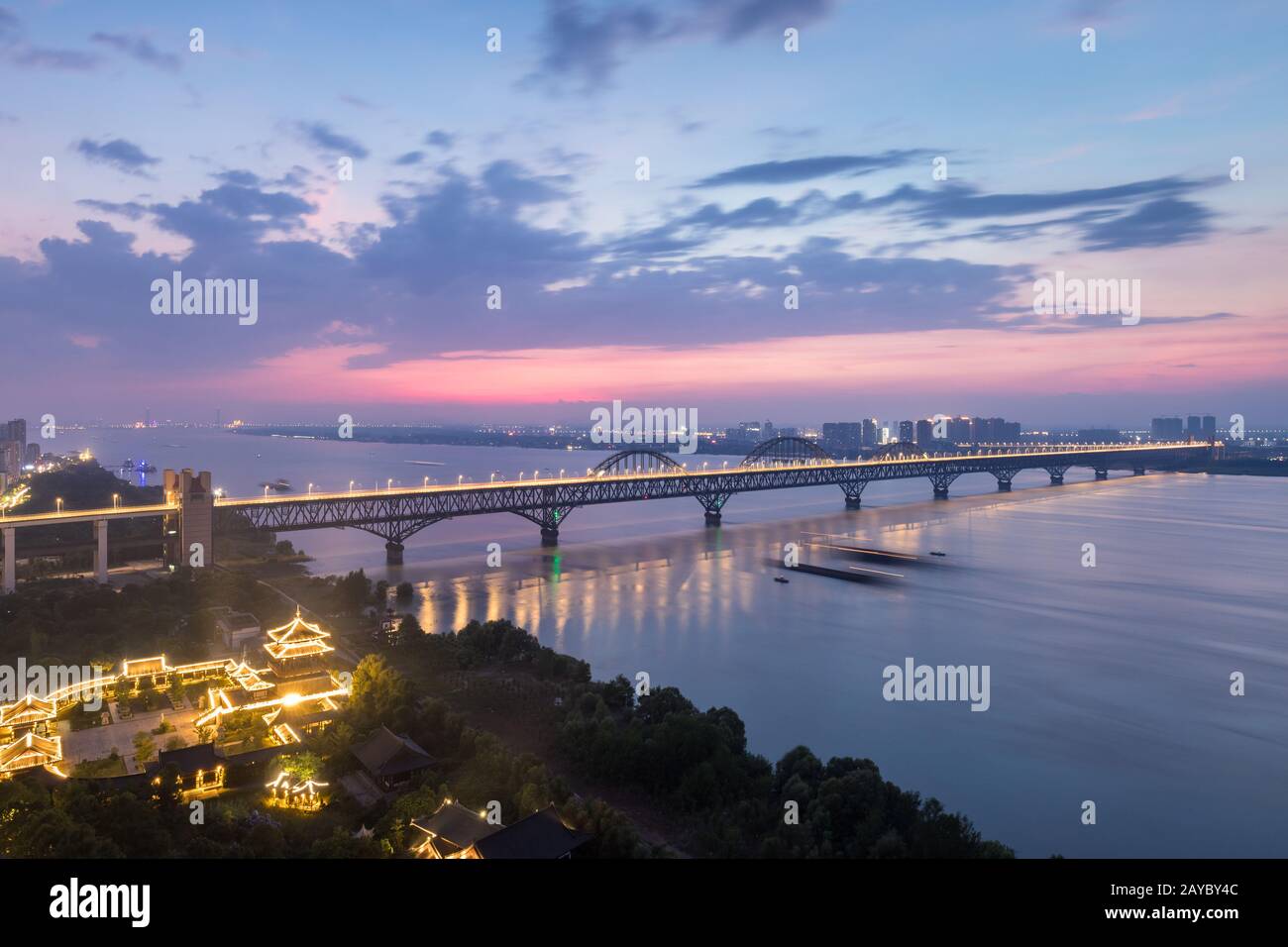 magnifique pont fluvial yangtze la nuit à jiujiang Banque D'Images