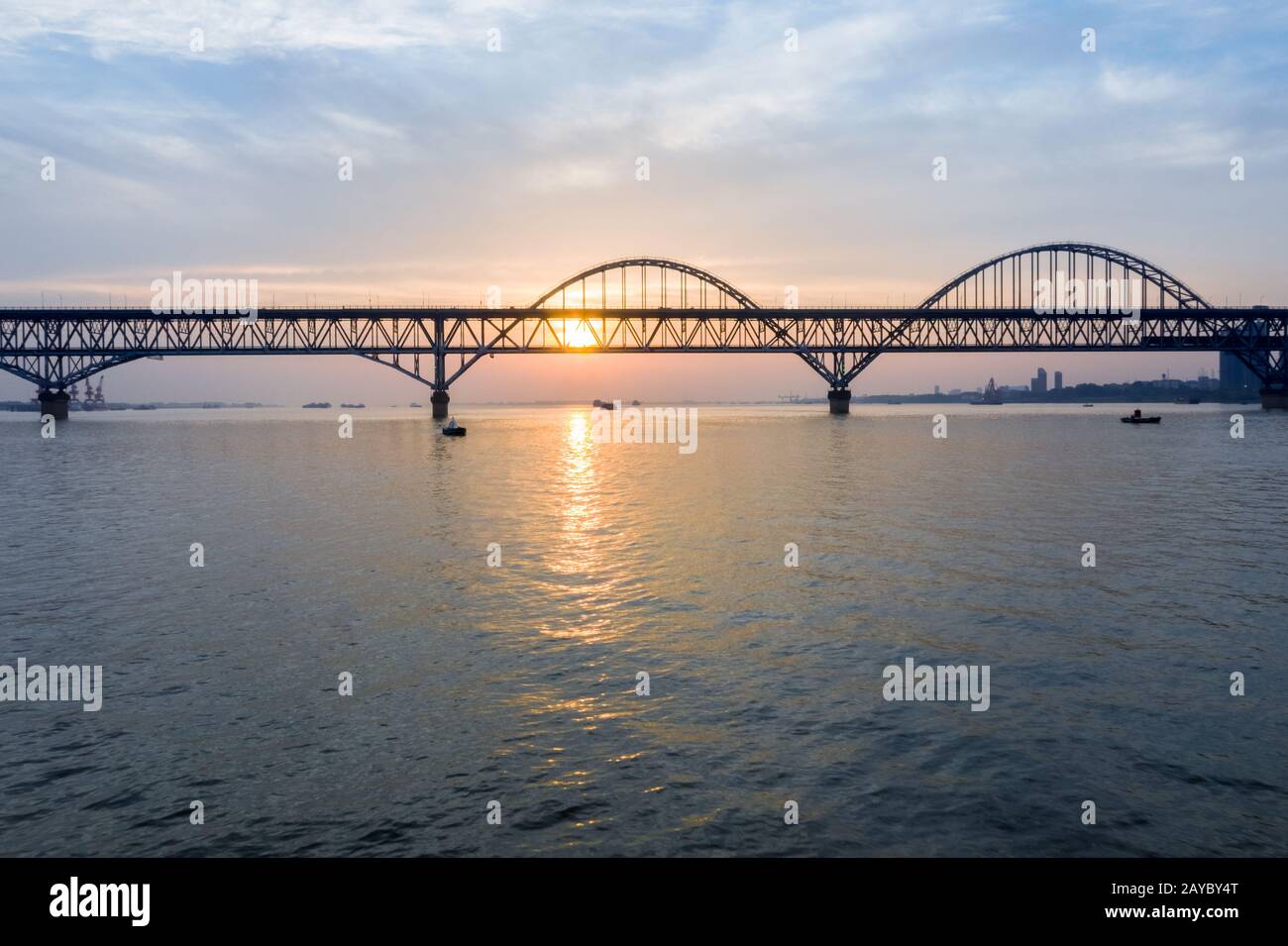 pont de la rivière jiujiang yangtze au lever du soleil Banque D'Images