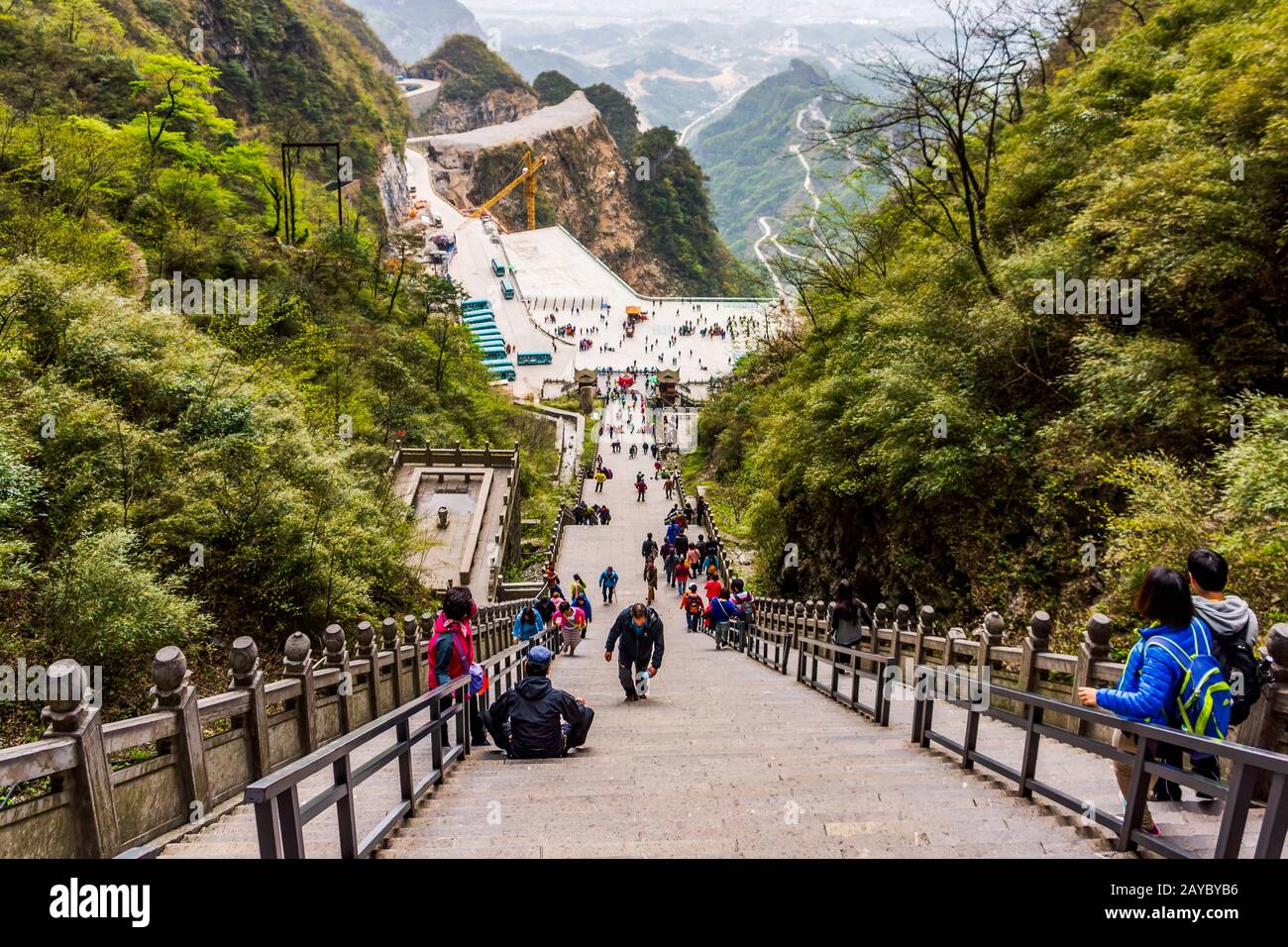 Les touristes à plusieurs niveaux grimpent sur 999 escaliers jusqu'à Haven Gate dans les montagnes Tianman Banque D'Images