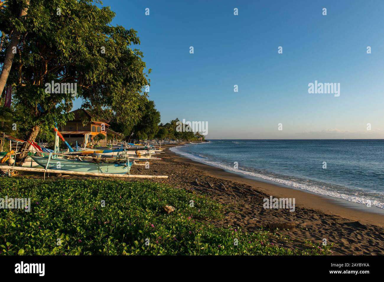 Bateaux de pêche balinais traditionnels (Junkung) sur une plage à Amed, Bali est, Indonésie. Banque D'Images