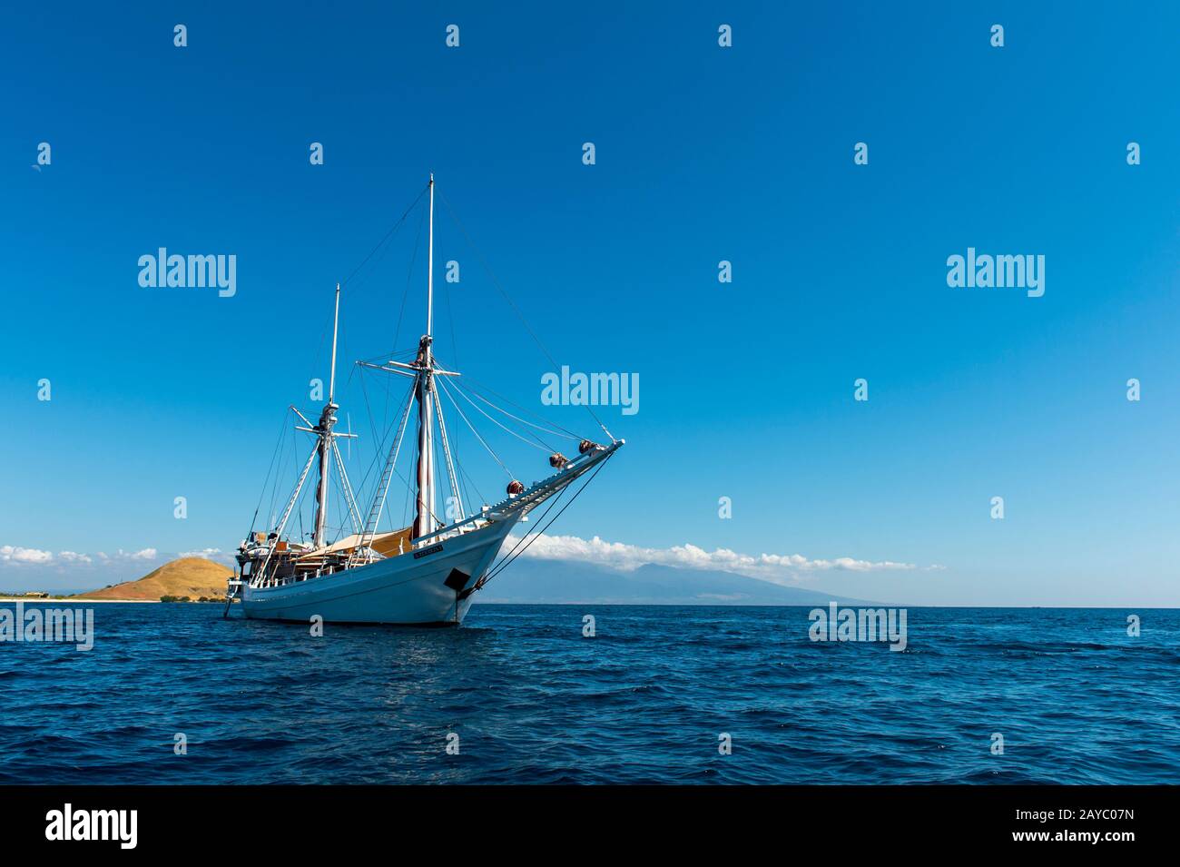 MSv Katharina, un bateau pinisi en bois de 38 mètres (un bateau de voile indonésien traditionnel) à l'ancre à Gili Kenawa, de la côte de Sumbawa, en Indonésie. Banque D'Images