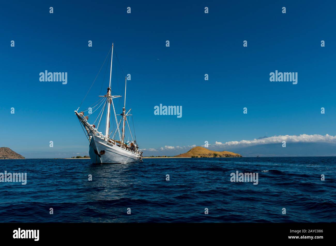 MSv Katharina, un bateau pinisi en bois de 38 mètres (un bateau de voile indonésien traditionnel) à l'ancre à Gili Kenawa, de la côte de Sumbawa, en Indonésie. Banque D'Images