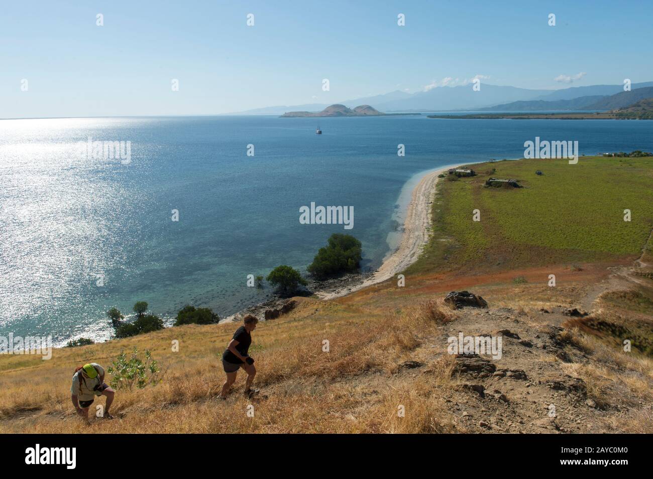 Les touristes grimpent sur la colline de Gili Kenawa, une petite île de la côte de Sumbawa, en Indonésie. Banque D'Images