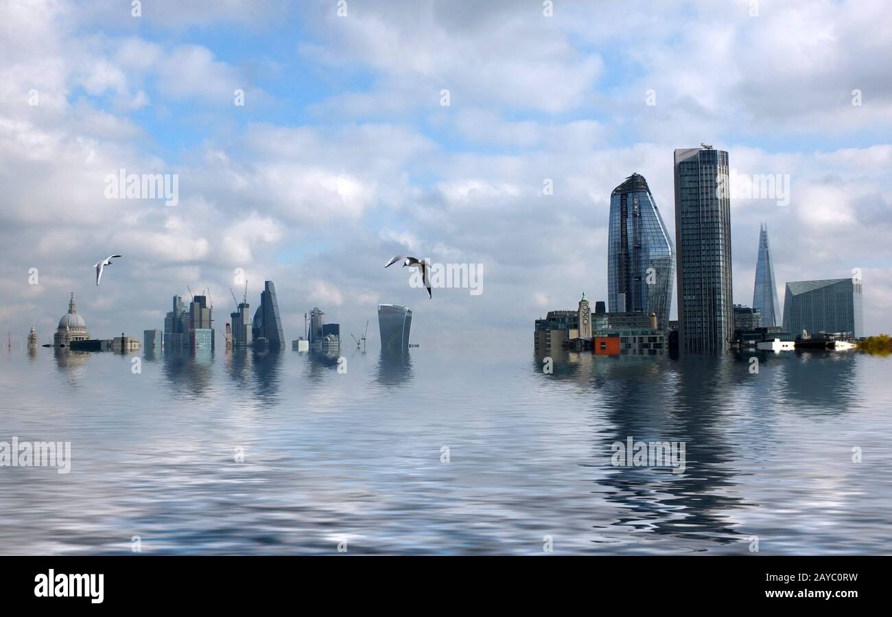 image conceptuelle manipulée de la ville de londres avec des bâtiments inondés en raison du réchauffement climatique et de la montée du niveau de la mer et des goélands Banque D'Images