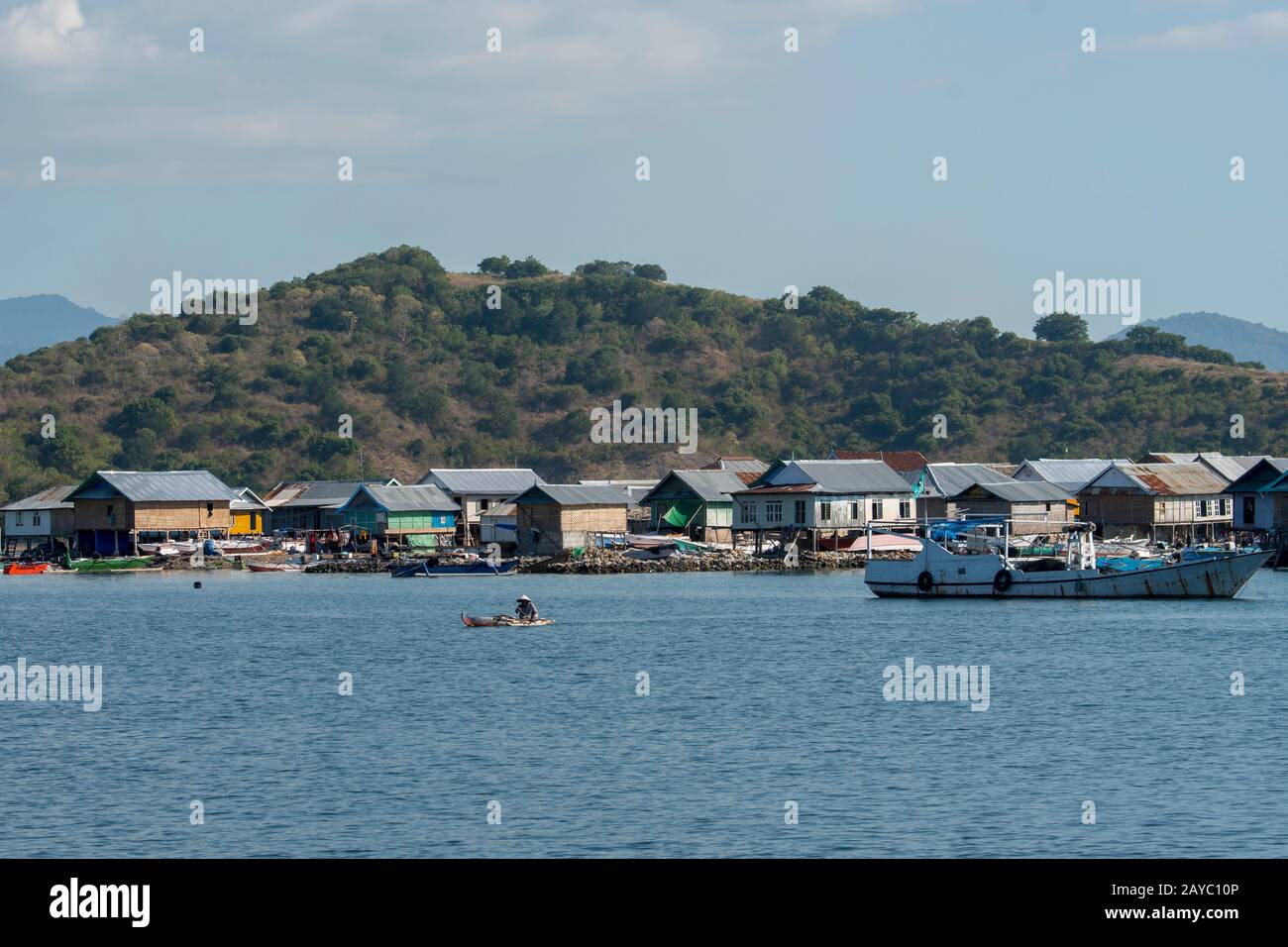 Vue sur l'île de Bungin, au large de la côte de l'île de Sumbawa, en Indonésie, qui abrite un groupe de Tsiganes de la mer de Bajau, célèbres pour vivre dans des maisons à pilotis au-dessus de la W Banque D'Images