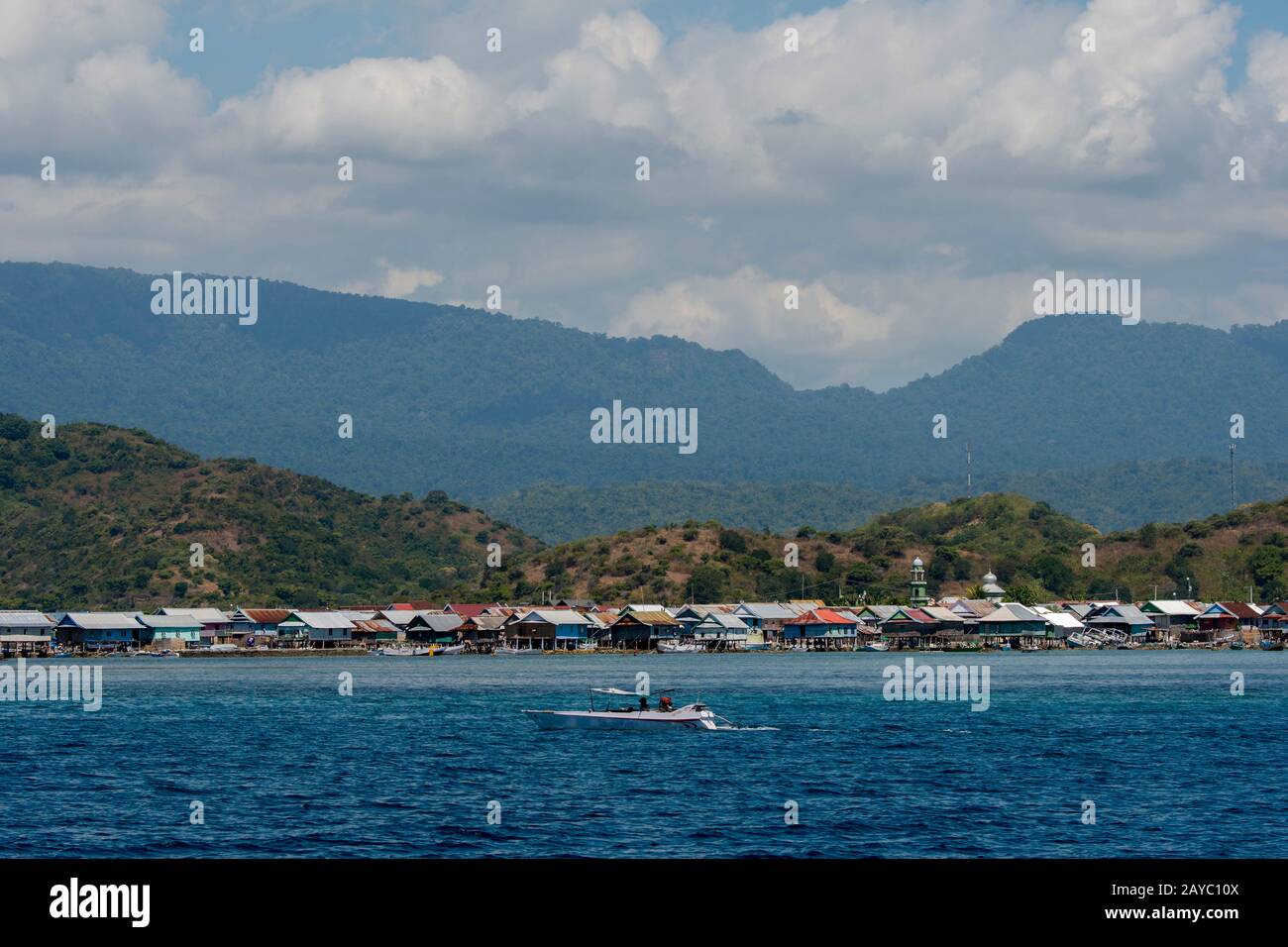 Vue sur l'île de Bungin, au large de la côte de l'île de Sumbawa, en Indonésie, qui abrite un groupe de Tsiganes de la mer de Bajau, célèbres pour vivre dans des maisons à pilotis au-dessus de la W Banque D'Images