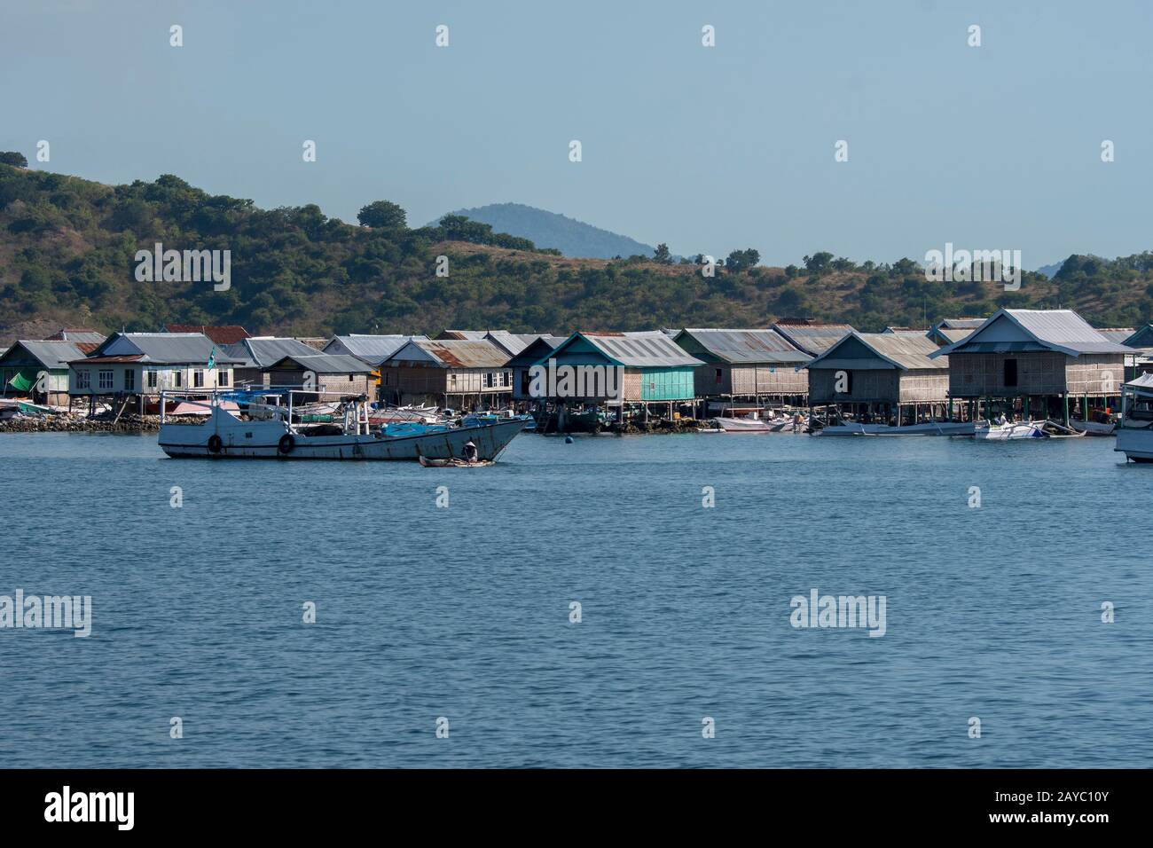 Vue sur l'île de Bungin, au large de la côte de l'île de Sumbawa, en Indonésie, qui abrite un groupe de Tsiganes de la mer de Bajau, célèbres pour vivre dans des maisons à pilotis au-dessus de la W Banque D'Images