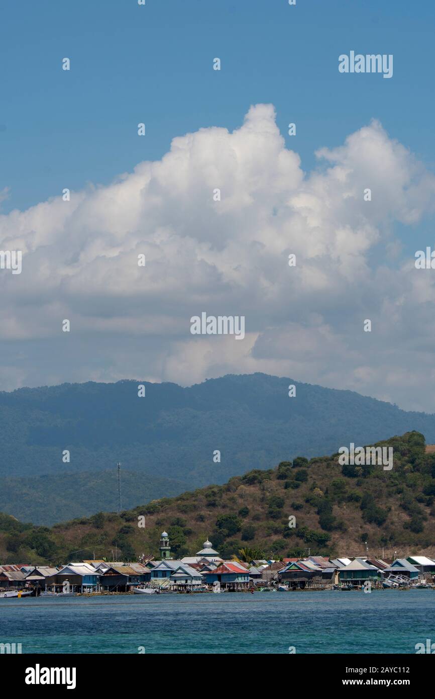 Vue sur l'île de Bungin, au large de la côte de l'île de Sumbawa, en Indonésie, qui abrite un groupe de Tsiganes de la mer de Bajau, célèbres pour vivre dans des maisons à pilotis au-dessus de la W Banque D'Images