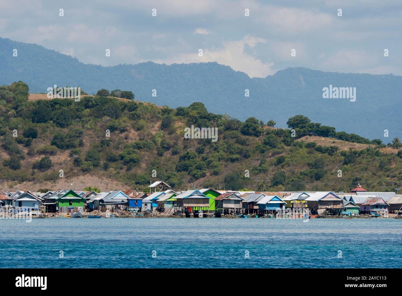 Vue sur l'île de Bungin, au large de la côte de l'île de Sumbawa, en Indonésie, qui abrite un groupe de Tsiganes de la mer de Bajau, célèbres pour vivre dans des maisons à pilotis au-dessus de la W Banque D'Images