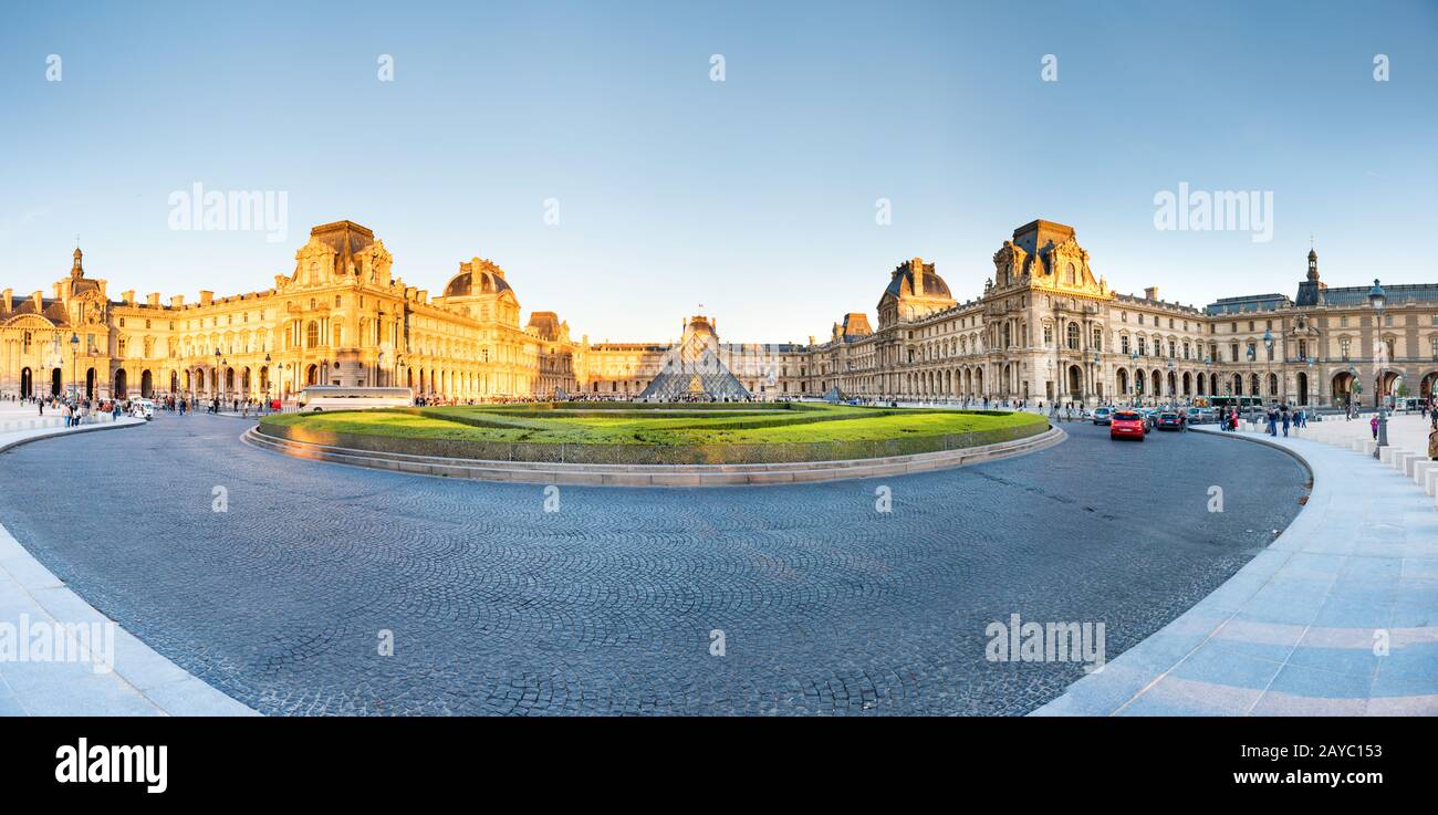Musée du Louvre - entrée pyramide avec vue Banque D'Images
