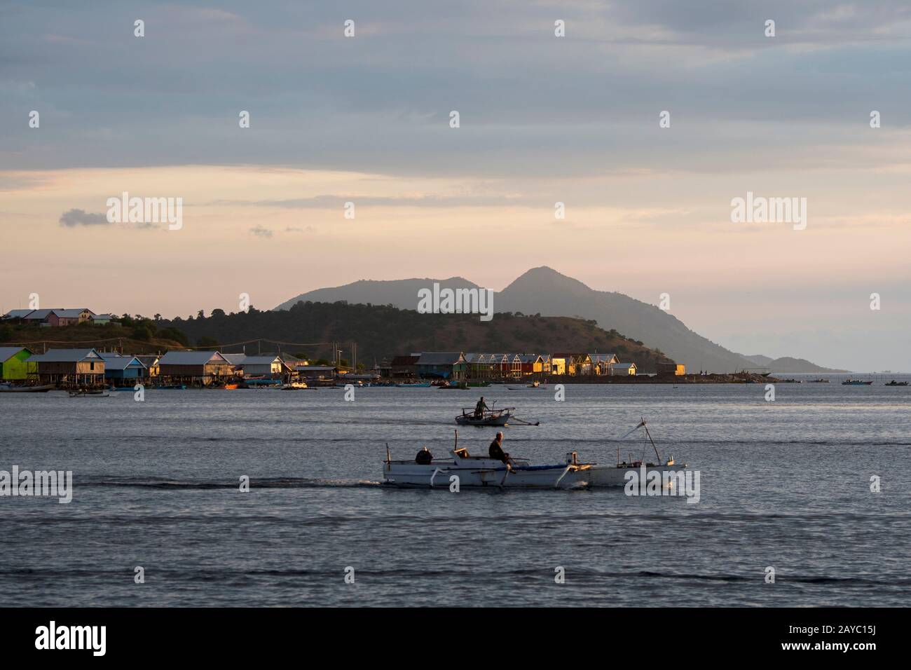 Vue sur l'île de Bungin, au large de la côte de l'île de Sumbawa, en Indonésie, qui abrite un groupe de Tsiganes de la mer de Bajau, célèbres pour vivre dans des maisons à pilotis au-dessus de la W Banque D'Images