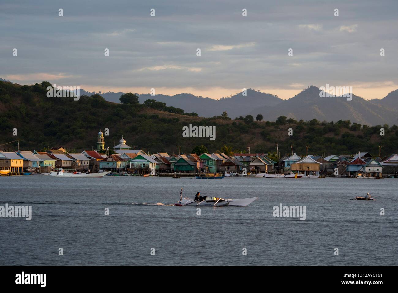 Vue sur l'île de Bungin, au large de la côte de l'île de Sumbawa, en Indonésie, qui abrite un groupe de Tsiganes de la mer de Bajau, célèbres pour vivre dans des maisons à pilotis au-dessus de la W Banque D'Images