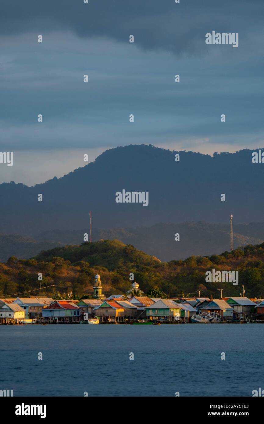 Vue sur l'île de Bungin, au large de la côte de l'île de Sumbawa, en Indonésie, qui abrite un groupe de Tsiganes de la mer de Bajau, célèbres pour vivre dans des maisons à pilotis au-dessus de la W Banque D'Images