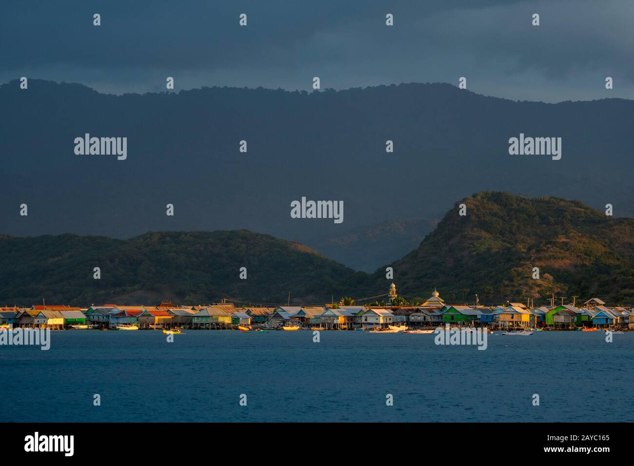 Vue sur l'île de Bungin, au large de la côte de l'île de Sumbawa, en Indonésie, qui abrite un groupe de Tsiganes de la mer de Bajau, célèbres pour vivre dans des maisons à pilotis au-dessus de la W Banque D'Images