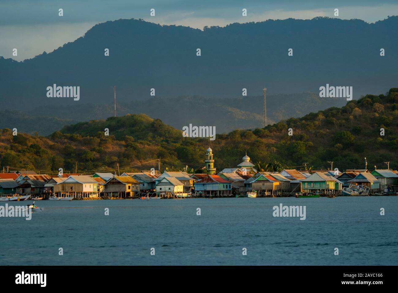Vue sur l'île de Bungin, au large de la côte de l'île de Sumbawa, en Indonésie, qui abrite un groupe de Tsiganes de la mer de Bajau, célèbres pour vivre dans des maisons à pilotis au-dessus de la W Banque D'Images