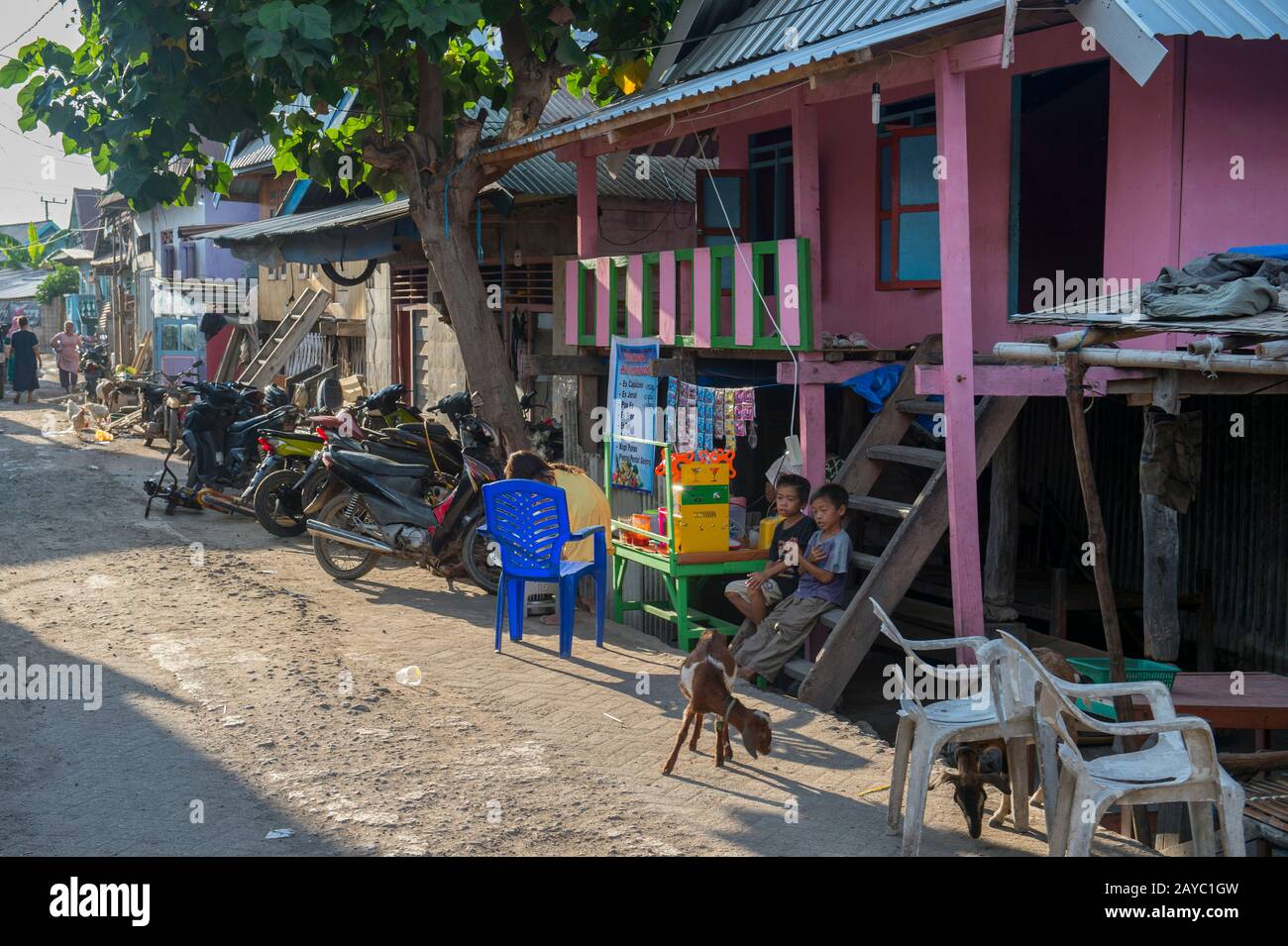 Scène de rue dans le village bojau Sea Gypsy sur l'île de Bungin, célèbre pour vivre dans des maisons à pilotis au-dessus de l'eau et vivre entièrement au large de la mer, au large de t Banque D'Images