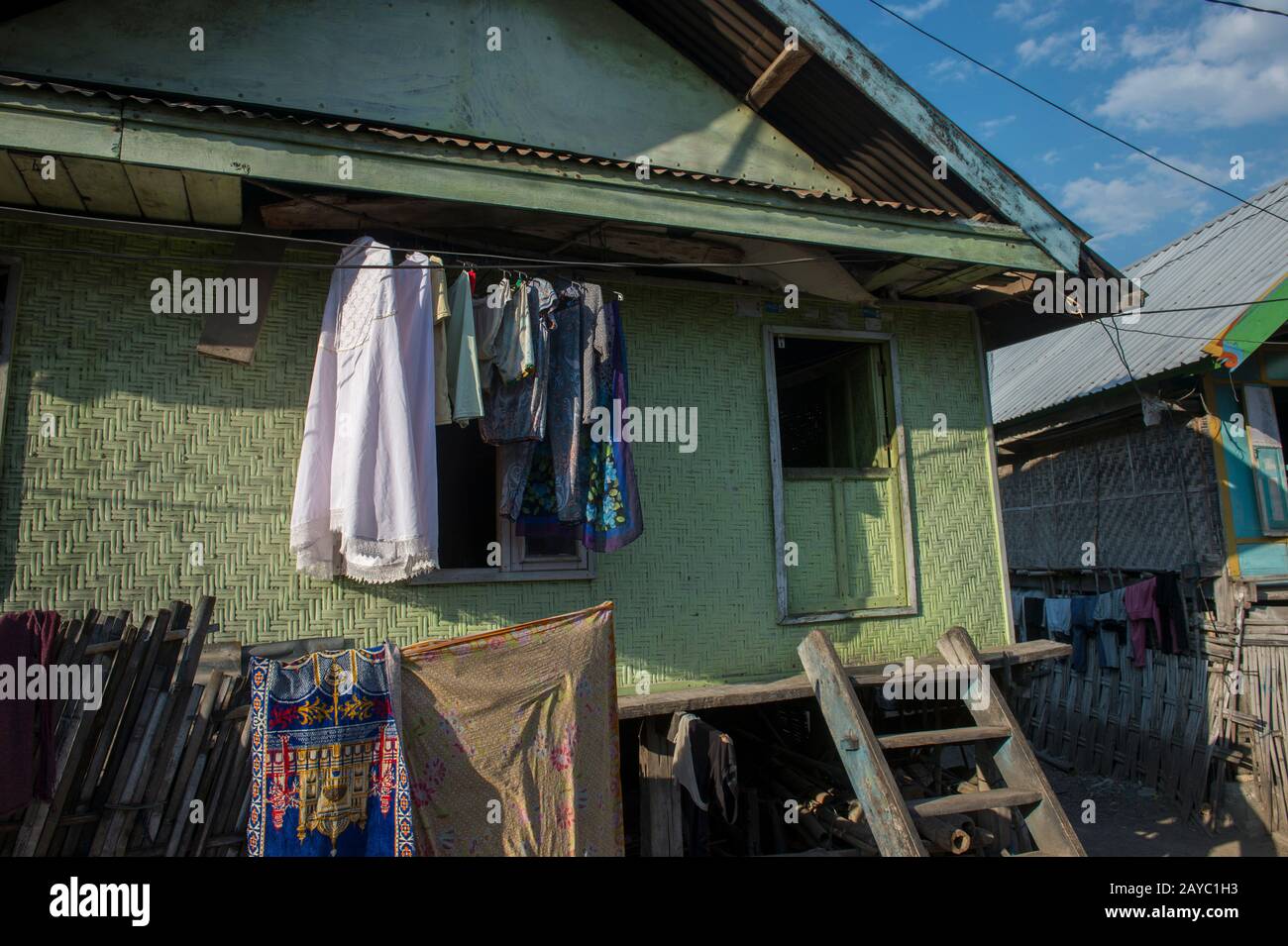 Scène de rue dans le village bojau Sea Gypsy sur l'île de Bungin, célèbre pour vivre dans des maisons à pilotis au-dessus de l'eau et vivre entièrement au large de la mer, au large de t Banque D'Images