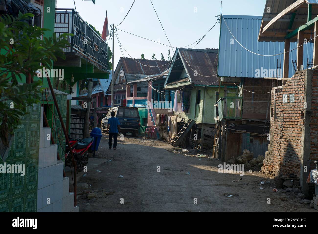 Scène de rue dans le village bojau Sea Gypsy sur l'île de Bungin, célèbre pour vivre dans des maisons à pilotis au-dessus de l'eau et vivre entièrement au large de la mer, au large de t Banque D'Images