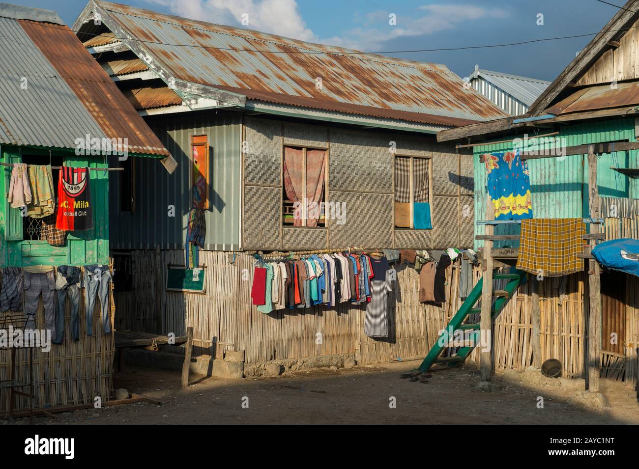 Scène de rue dans le village bojau Sea Gypsy sur l'île de Bungin, célèbre pour vivre dans des maisons à pilotis au-dessus de l'eau et vivre entièrement au large de la mer, au large de t Banque D'Images