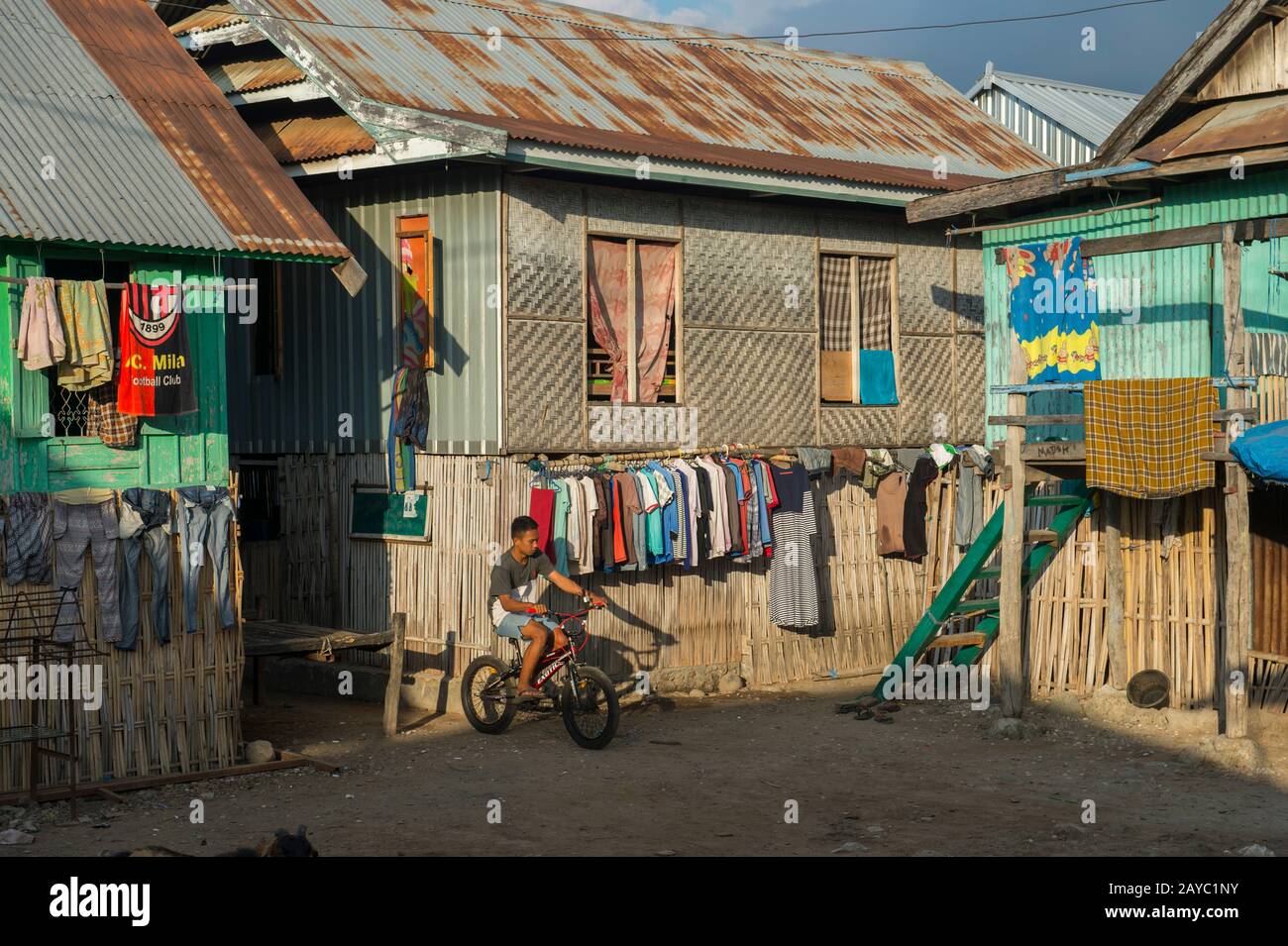 Scène de rue dans le village bojau Sea Gypsy sur l'île de Bungin, célèbre pour vivre dans des maisons à pilotis au-dessus de l'eau et vivre entièrement au large de la mer, au large de t Banque D'Images