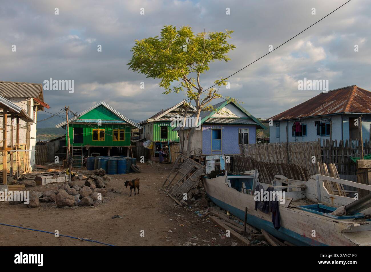 Scène de rue dans le village bojau Sea Gypsy sur l'île de Bungin, célèbre pour vivre dans des maisons à pilotis au-dessus de l'eau et vivre entièrement au large de la mer, au large de t Banque D'Images